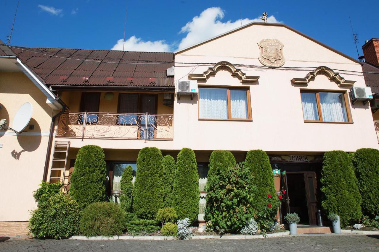 Готель «Вишневий Сад» Mukacheve Exterior photo